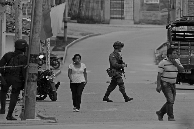 129996 - colombia - cauca. toribo. controllo militare  - lug 2012-.jpg