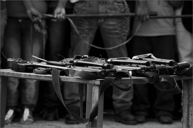 130077 - colombia - cauca. toribo. guardia indigena e fal armi sequestrate alla guerriglia  - lug 2012-.jpg
