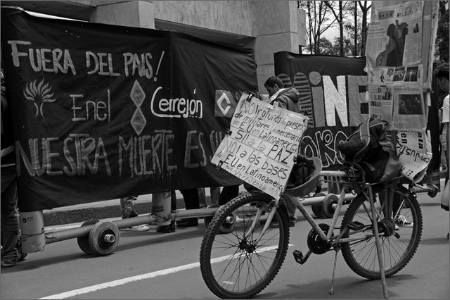 130560 - colombia - bogot. manifestazione contro la grande industria mineraria  - ago 2012-.jpg