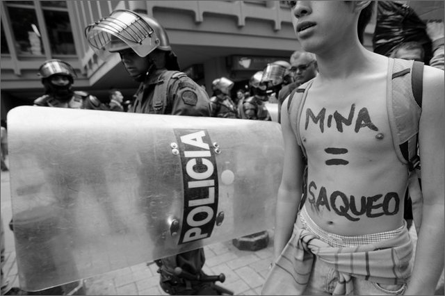 130665 - colombia - bogot. manifestazione contro la grande industria mineraria. polizia  - ago 2012-.jpg