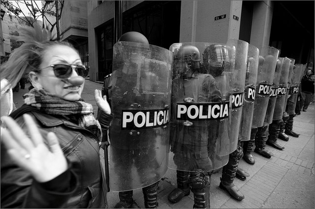 130675 - colombia - bogot. manifestazione contro la grande industria mineraria. polizia  - ago 2012-.jpg