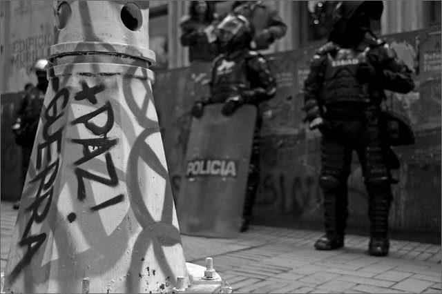 130695 - colombia - bogot. manifestazione contro la grande industria mineraria. scritte di pace e esmad  - ago 2012-.jpg