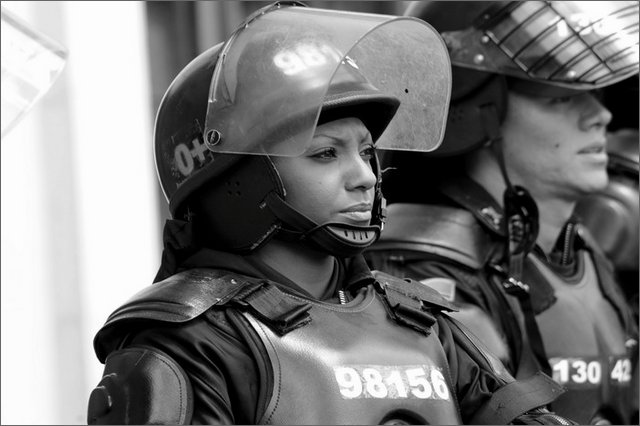 130721 - colombia - bogot. manifestazione contro la grande industria mineraria. esmad  - ago 2012-.jpg