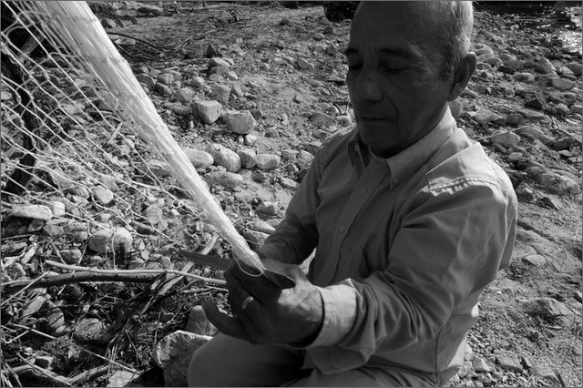 131240 - colombia - huila.  el hobo. quebrada el pescador. nell'accampamento. pescatore tesse rete  - ago 2012-.jpg