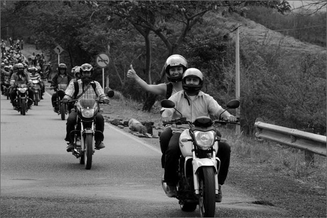 131351 - colombia - huila.  el hobo. quebrada el pescador. passaggio moto dopo riapertura blocco stradale  - ago 2012-.jpg