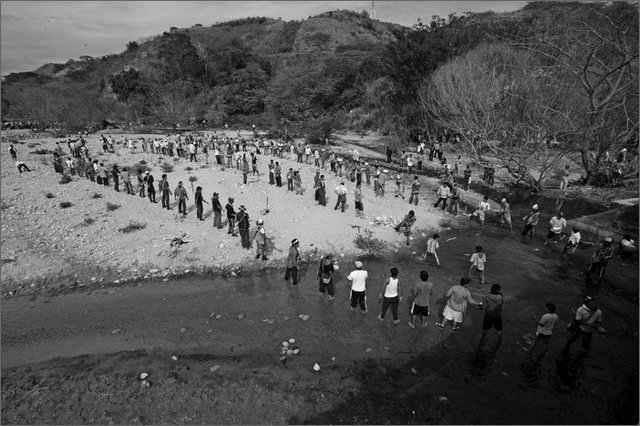 131389 - colombia - huila. quebrada el pescador. accampamento. costruendo barricate  - ago 2012-.jpg