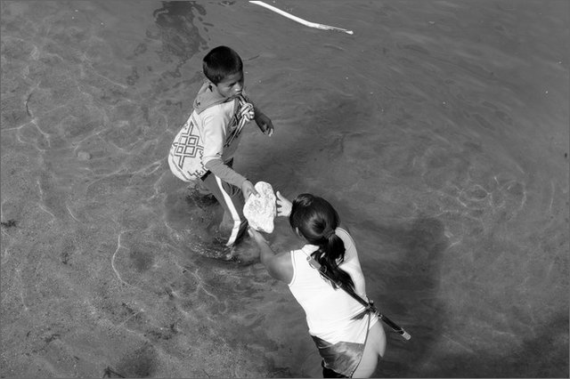 131390 - colombia - huila. quebrada el pescador. accampamento. costruendo barricate  - ago 2012-.jpg