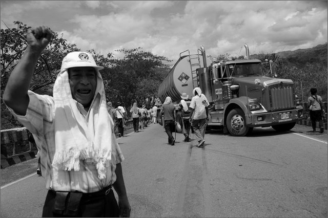 131404 - colombia - huila. quebrada el pescador. blocco strada.  - ago 2012-.jpg