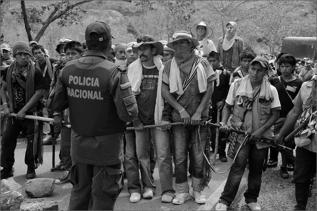 131420 - colombia - huila. quebrada el pescador. blocco strada. polizia verso manifestanti  - ago 2012-.jpg