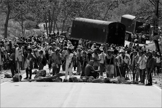 131429 - colombia - huila. quebrada el pescador. blocco strada.  - ago 2012-.jpg