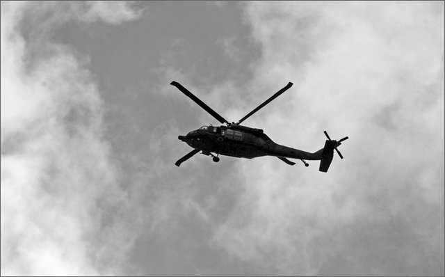 131441 - colombia - huila. quebrada el pescador. blocco strada. elicottero polizia sorvola  - ago 2012-.jpg