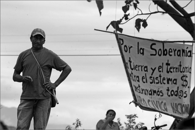 131489 - colombia - huila. quebrada el pescador. manifesto nell'accampamento  - ago 2012-.jpg
