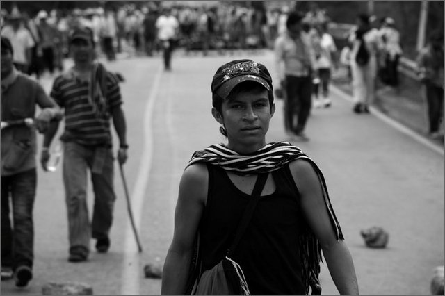 131504 - colombia - huila. quebrada el pescador. blocco strada  - ago 2012-.jpg