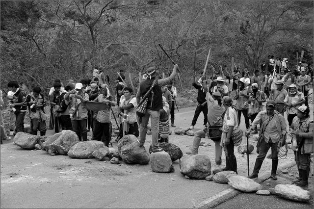 131512 - colombia - huila. quebrada el pescador. blocco strada  - ago 2012-.jpg