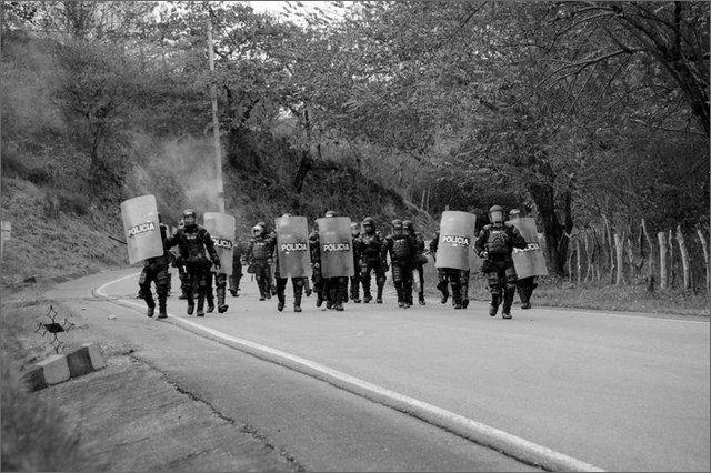 131519 - colombia - huila. quebrada el pescador. esmad, scontro manifestanti  - ago 2012-.jpg