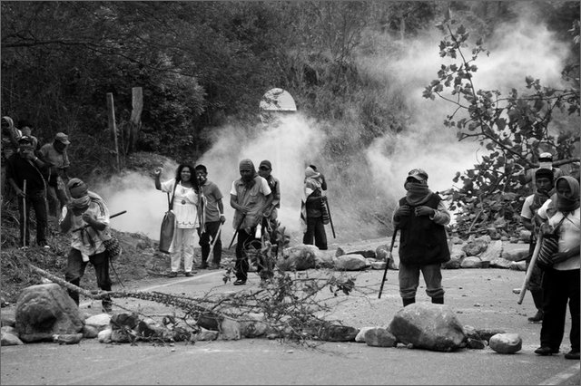 131523 - colombia - huila. quebrada el pescador. esmad, scontro manifestanti  - ago 2012-.jpg