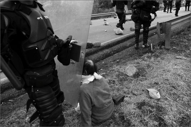 131535 - colombia - huila. quebrada el pescador. esmad, scontro manifestanti  - ago 2012-.jpg