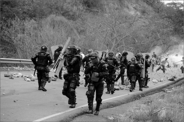 131548 - colombia - huila. quebrada el pescador. scontri tra esmad e manifestanti  - ago 2012-.jpg