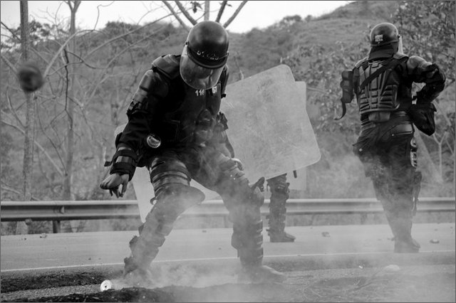 131553 - colombia - huila. quebrada el pescador. scontri tra esmad e manifestanti  - ago 2012-.jpg