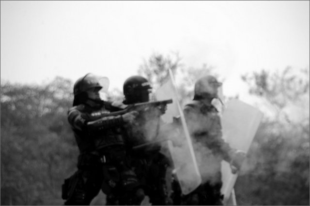 131557 - colombia - huila. quebrada el pescador. scontri tra esmad e manifestanti  - ago 2012-.jpg