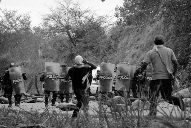 131562 - colombia - huila. quebrada el pescador. scontri tra esmad e manifestanti  - ago 2012-.jpg