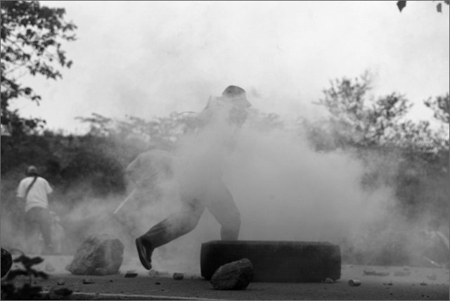 131563 - colombia - huila. quebrada el pescador. scontri tra esmad e manifestanti  - ago 2012-.jpg