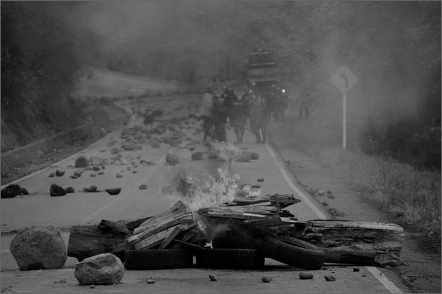 131574 - colombia - huila. quebrada el pescador. scontri tra esmad e manifestanti  - ago 2012-.jpg