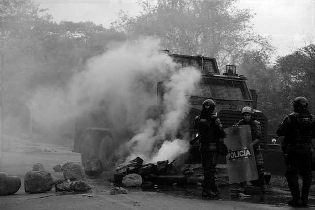 131580 - colombia - huila. quebrada el pescador. scontri esmad manifestanti  - ago 2012-.jpg