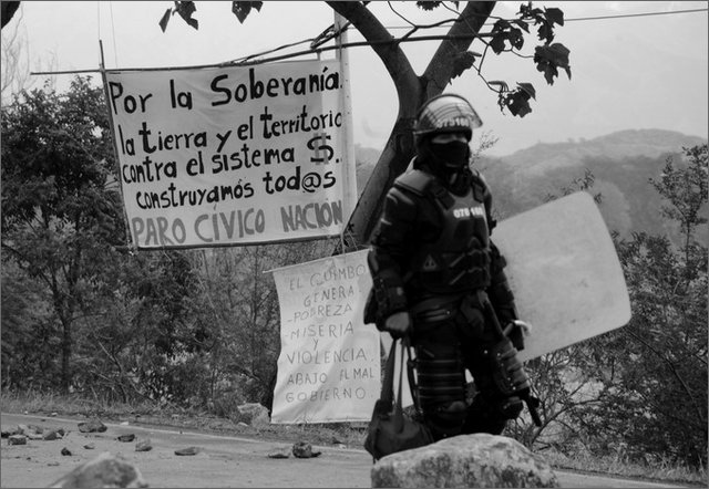131583 - colombia - huila. quebrada el pescador. scontri esmad manifestanti  - ago 2012-.jpg