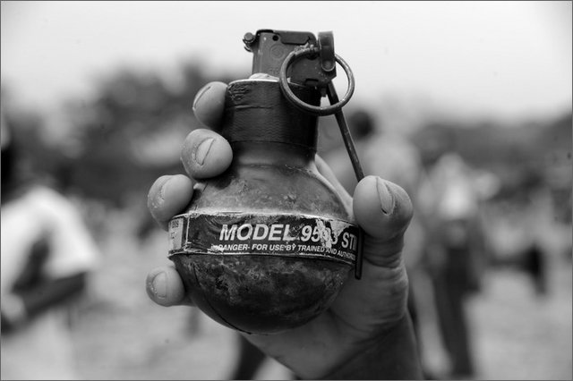 131629 - colombia - huila. quebrada el pescador. gas e granate utilizzati da esmad  - ago 2012-.jpg