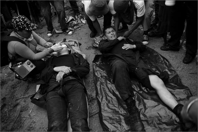 131635 - colombia - huila. quebrada el pescador. esmad catturati da manifestanti indigeni  - ago 2012-.jpg