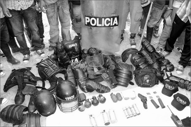 131721 - colombia - huila. quebrada el pescador. accampamento della protesta. materiali esmad sequestrati da manifestanti  - ago 2012-.jpg