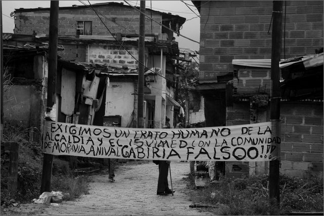 131769 - colombia - antioquia. medellin. morro de morales. manifestazione contro lo sgombero di 3 case  - ago 2012-.jpg