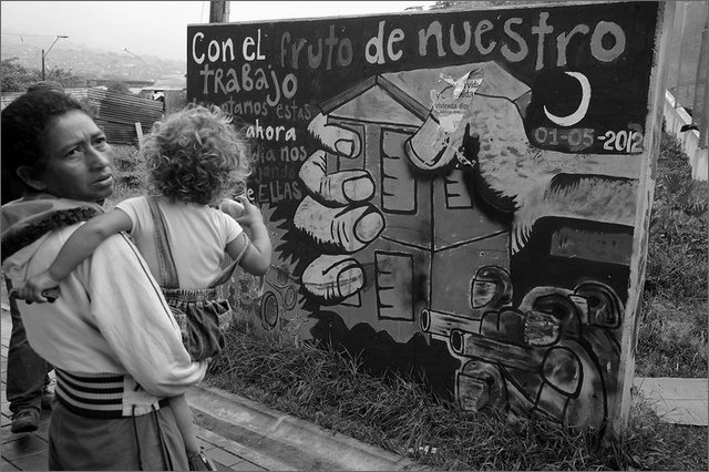 131790 - colombia - antioquia. medellin. morro de morales. manifestazione contro lo sgombero di 3 case  - ago 2012-.jpg
