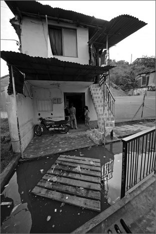 131810 - colombia - antioquia. medellin. morro de morales. manifestazione contro lo sgombero di 3 case  - ago 2012-.jpg