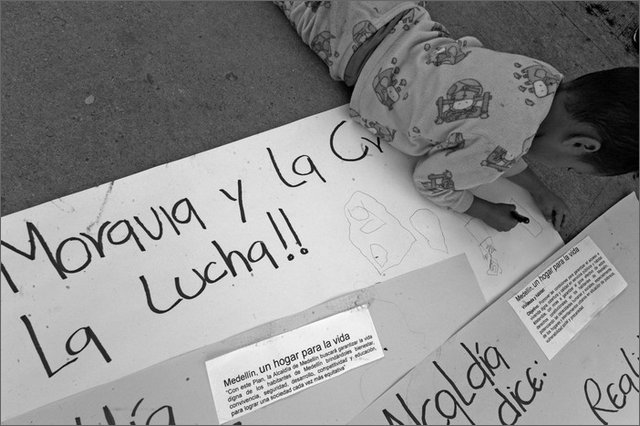 131814 - colombia - antioquia. medellin. morro de morales. manifestazione contro lo sgombero di 3 case  - ago 2012-.jpg