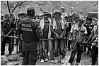 131420 - colombia - huila. quebrada el pescador. blocco strada. polizia verso manifestanti  - ago 2012-.jpg