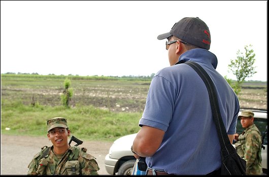 27 Ingenio Tumaco Civile non identificato con esercito.jpg