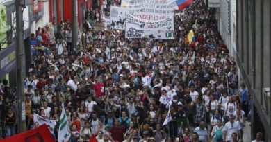 Estudiantes. A parar para avanzar. ¡Viva el paro nacional! Estudiantes. A parar para avanzar. ¡Viva el paro nacional!
